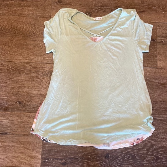viamor Tops - Viamor mint green and floral‎ medium top